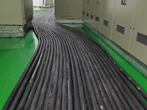 乳源如何根据理论计算公式计算温度对特定电压测量结果的影响？